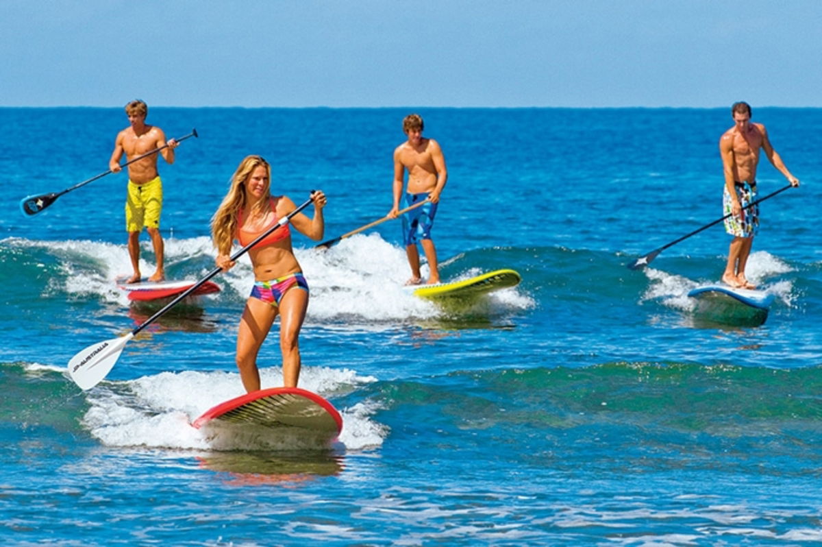 Grupo de personas practicando paddle surf