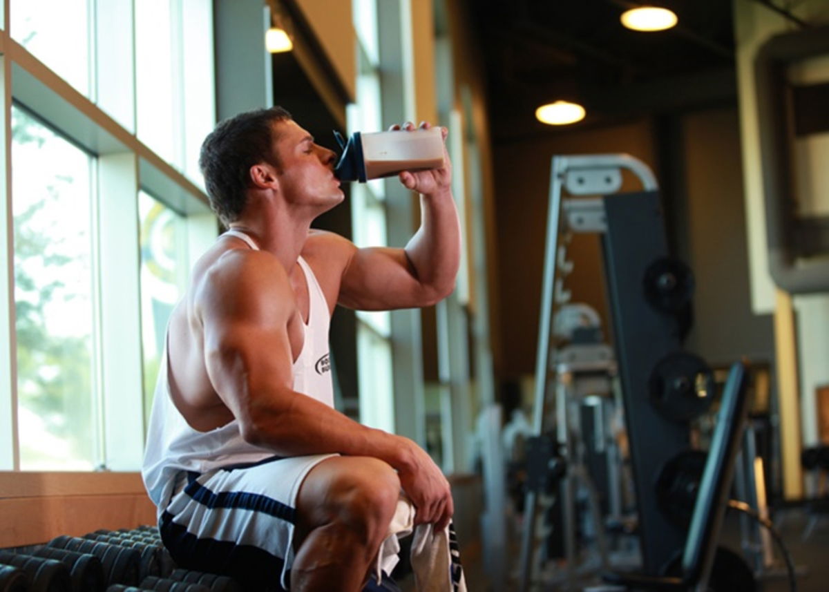 Hombre bebiendo suplemento