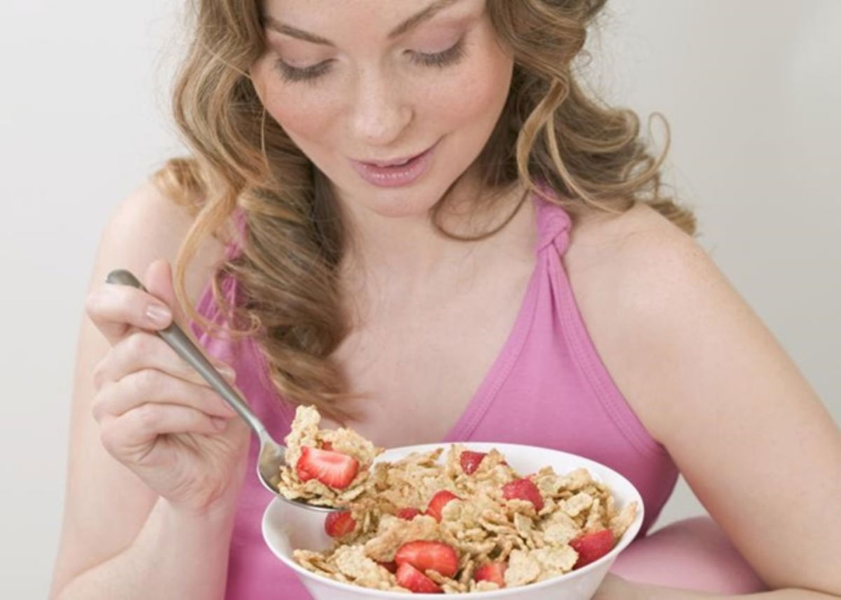 Mujer comiendo cereales
