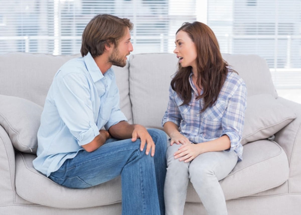 Pareja hablando de forma asertiva