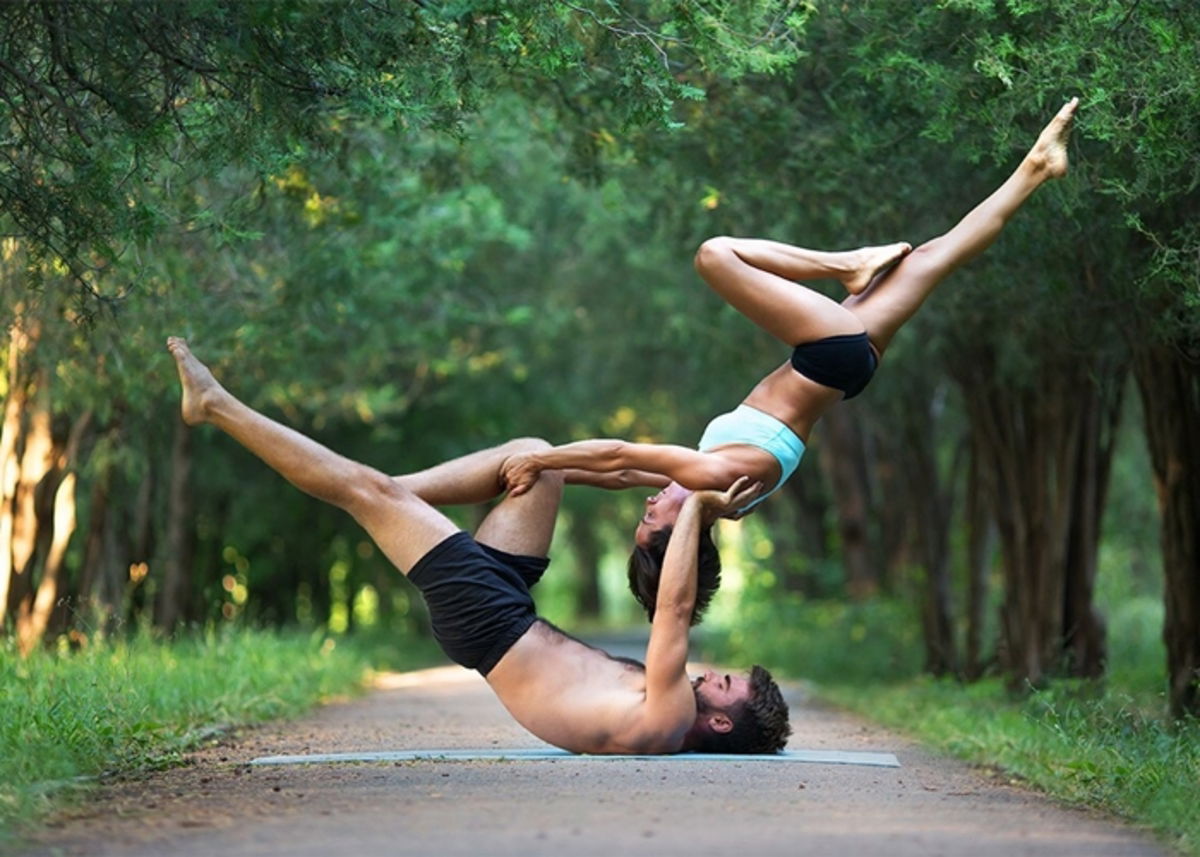 Pareja practicando acrogym