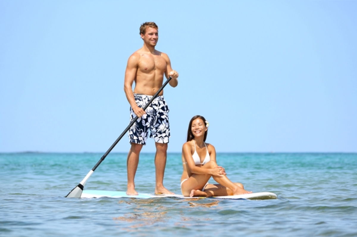 Pareja practicando paddle surf