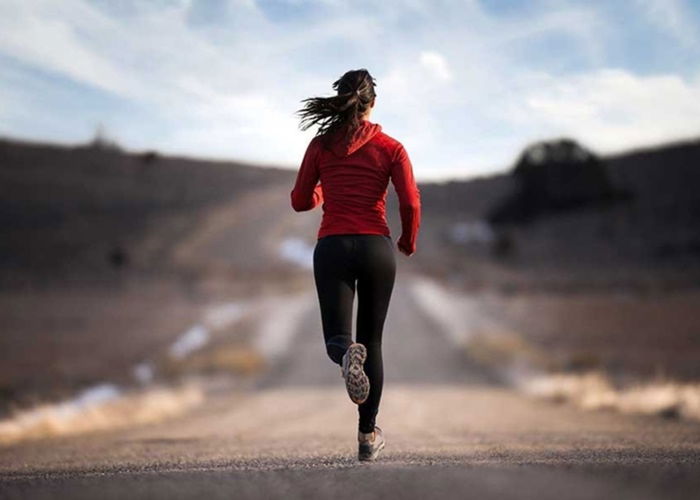 Corredora entrenando Tabata en carretera