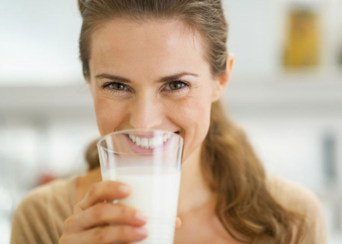 Mujer tomando leche