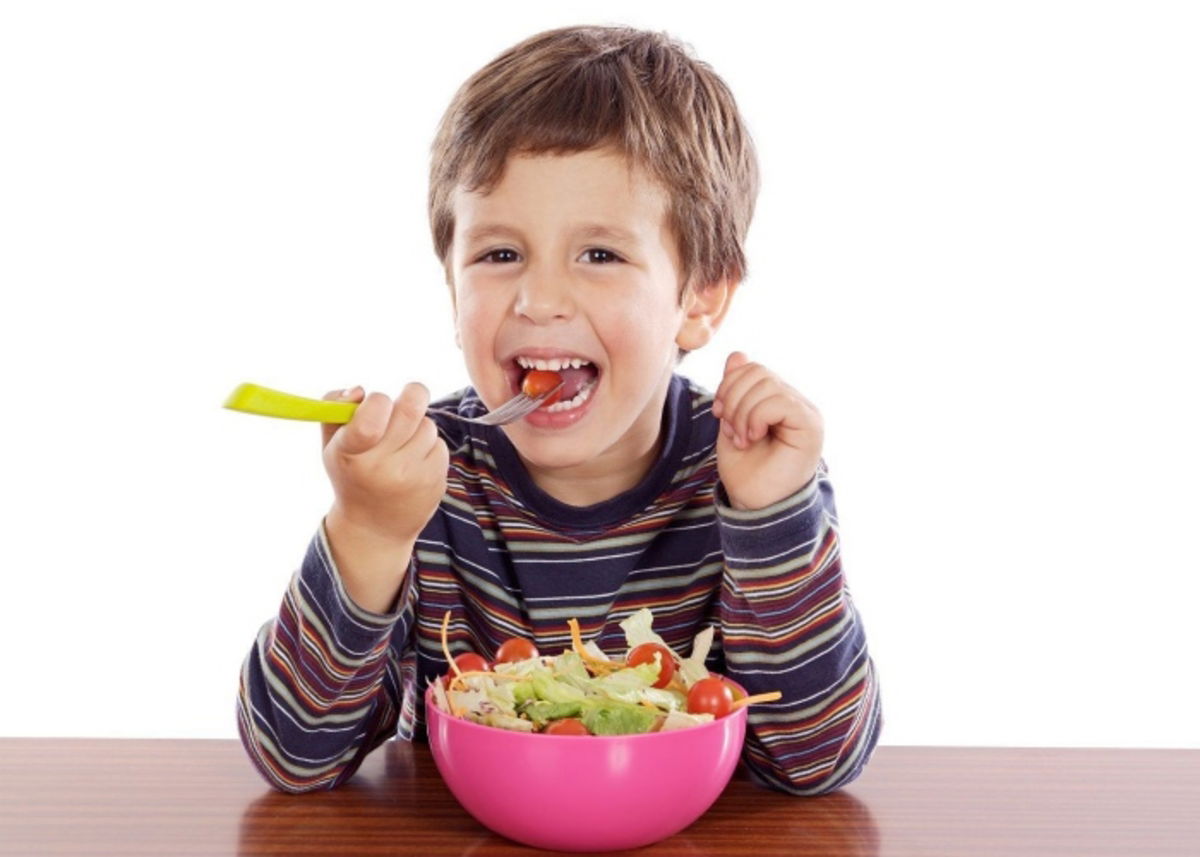 Niño comer vegetales