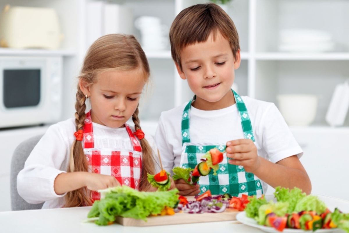 Niños preparan vegetales