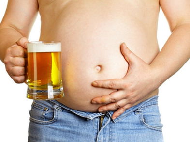 A qué se debe la barriga cervecera