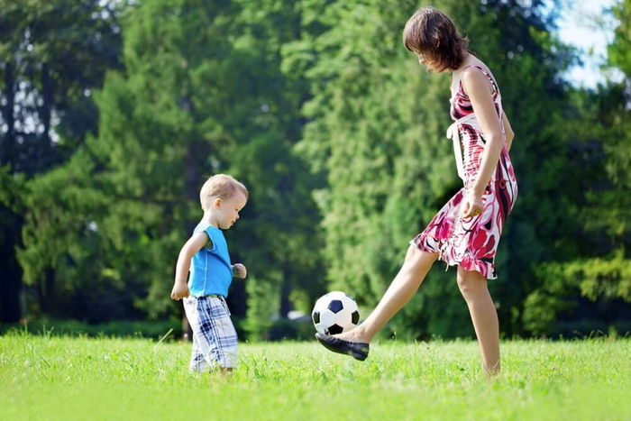 MAMÁ JUGANDO A LA PELOTA CON HIJO