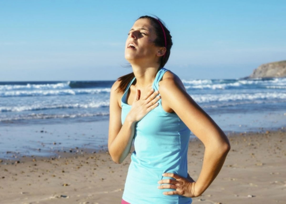Mujer con dolor de pecho