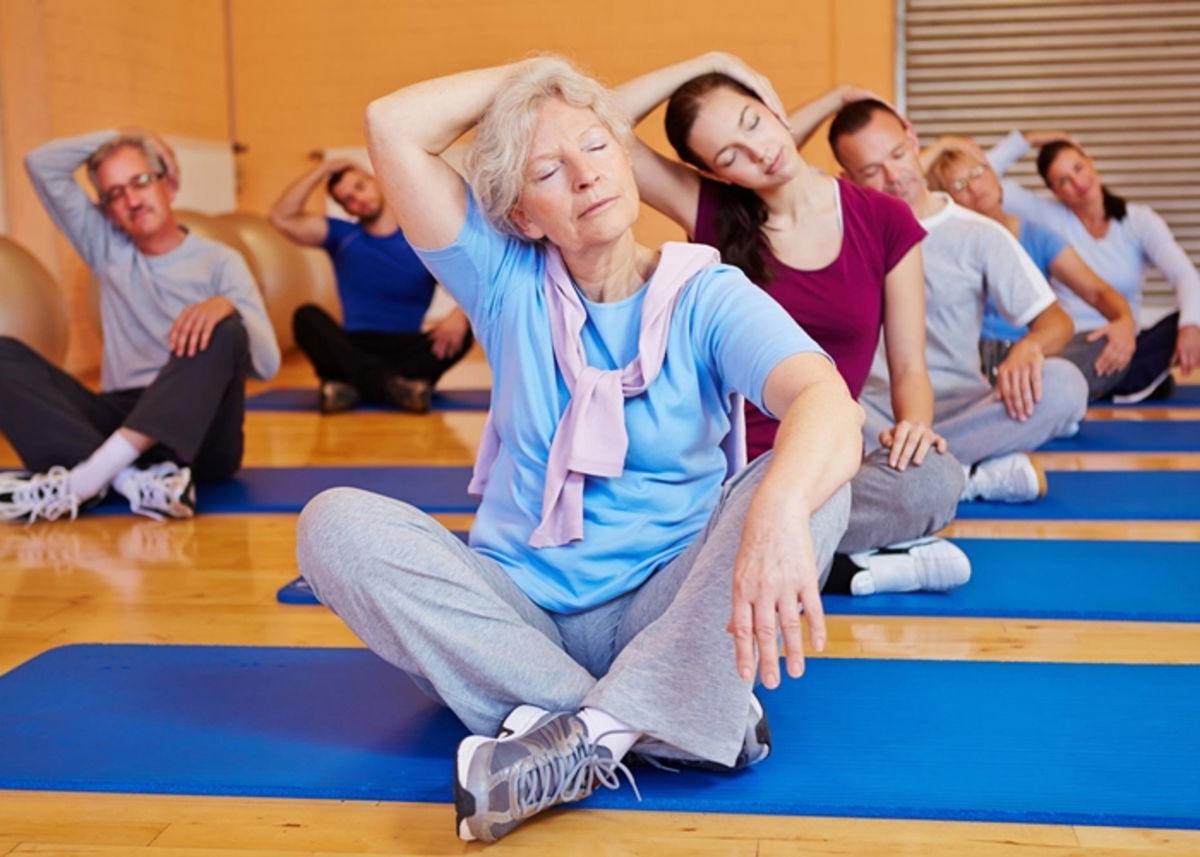 Grupo de personas haciendo ejercicios para el cuello