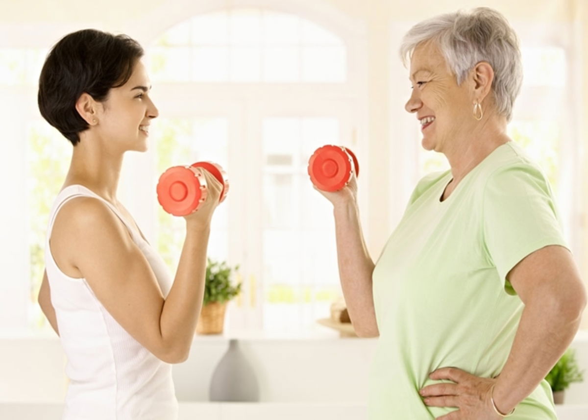 Mujeres haciendo ejercicios con mancuernas