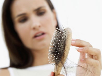 Ayuda a prevenir la caída del cabello con estas hierbas