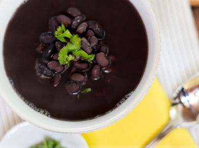 Caldo de frijol negro para minimizar el dolor en las articulaciones
