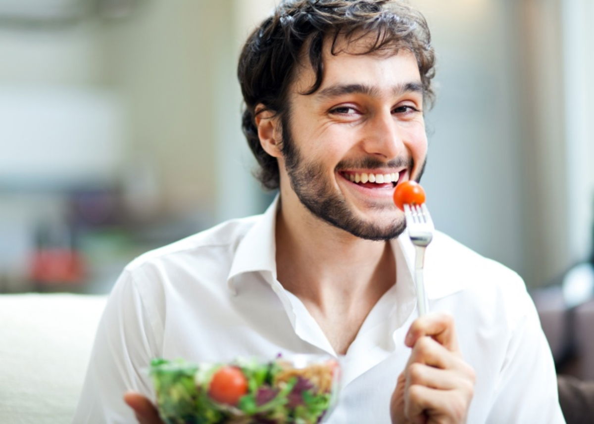 Hombre come saludable