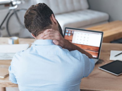 Movimientos para realizar en la oficina y evitar dolor cervical