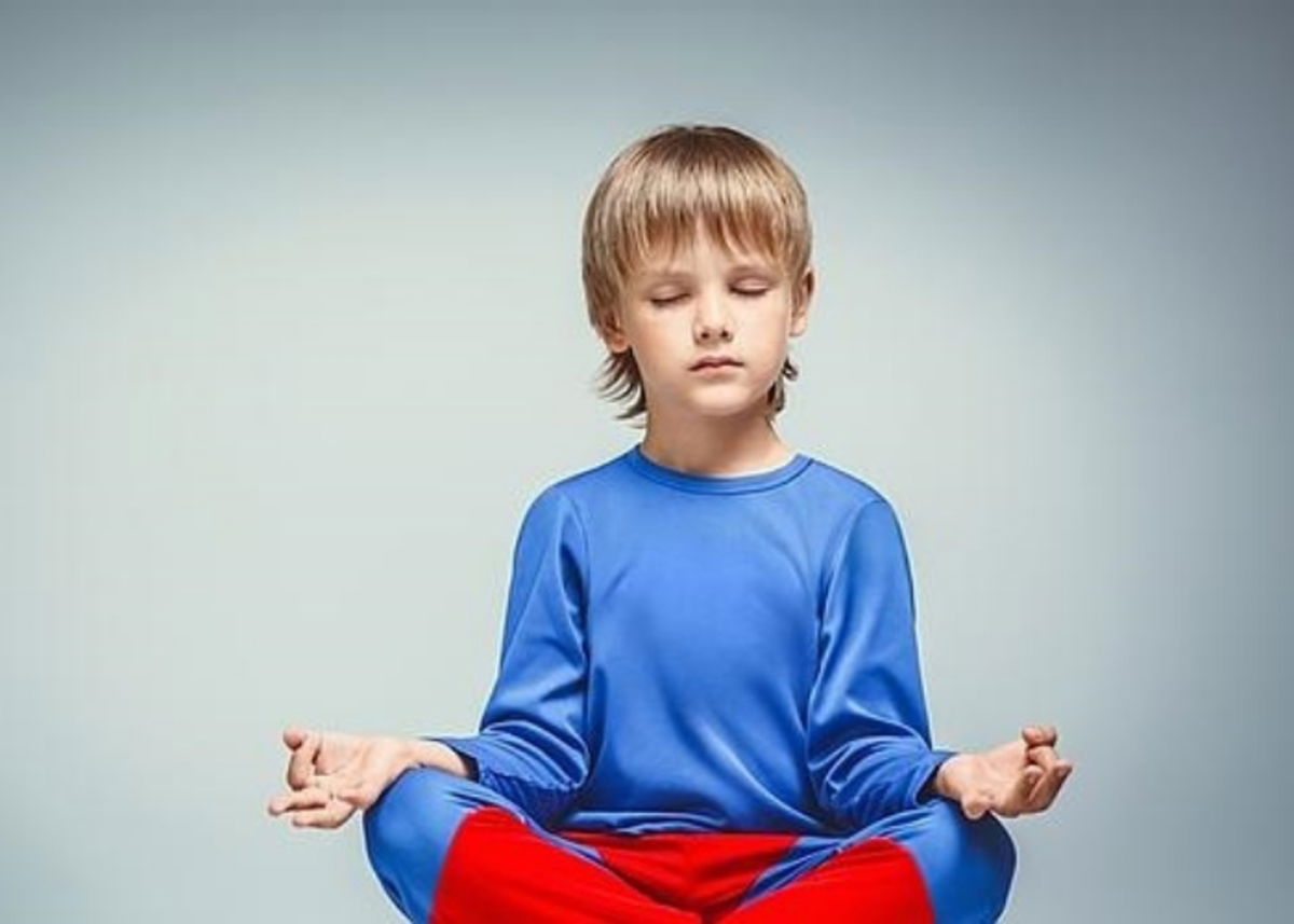 Niño meditando