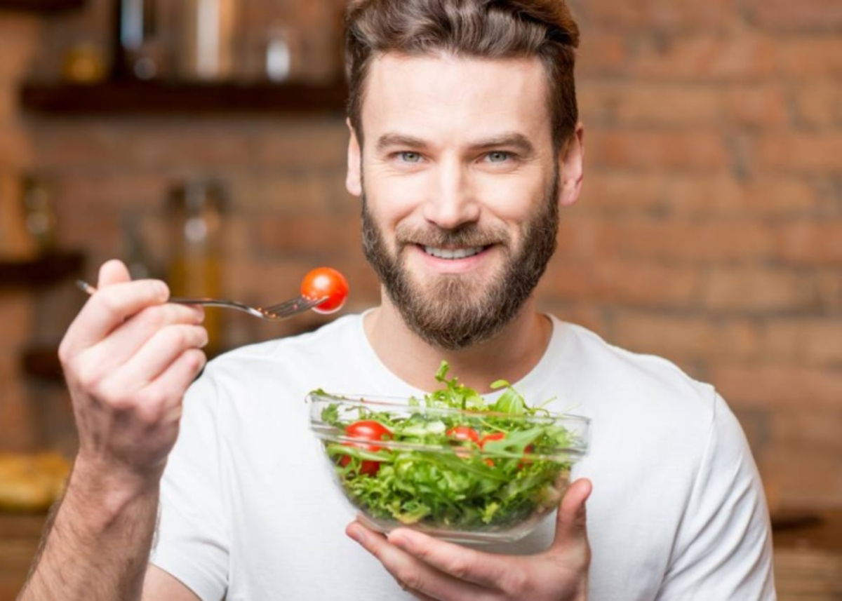 Persona comiendo ensalada