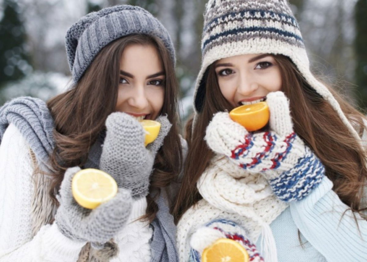 Personas comiendo frío