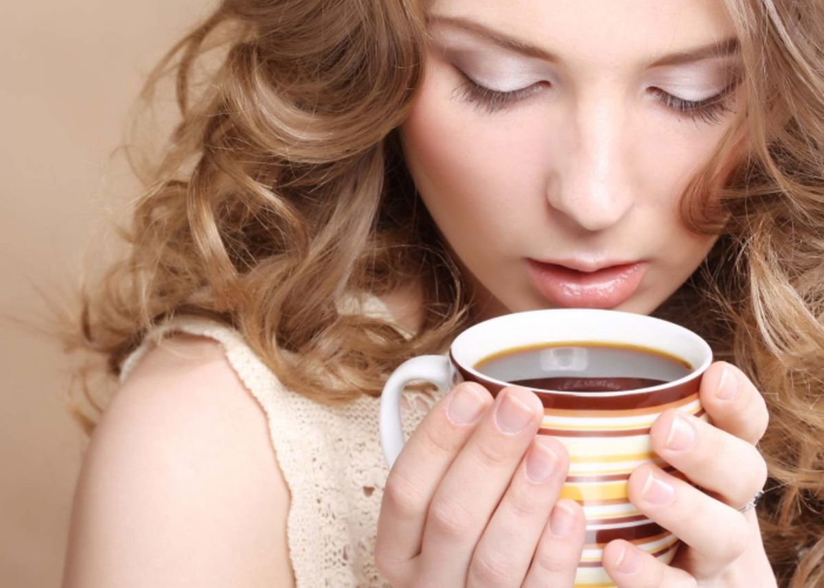 Persona beber infusión