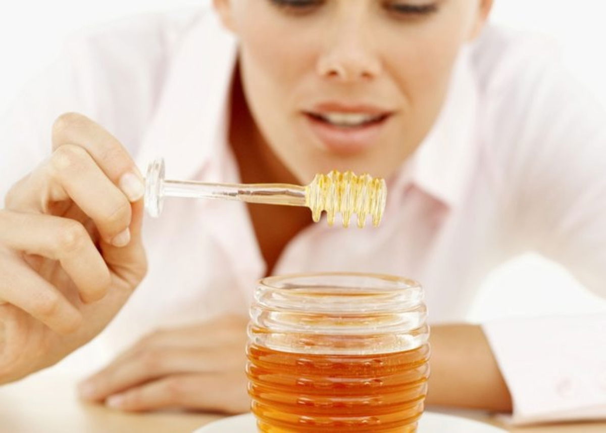 Persona comiendo miel