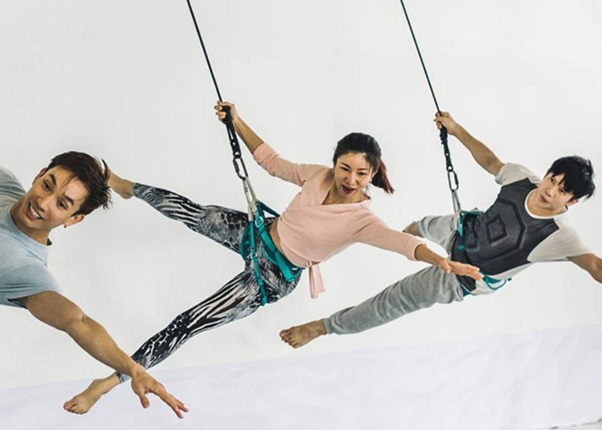 Alumnos haciendo bungee dance