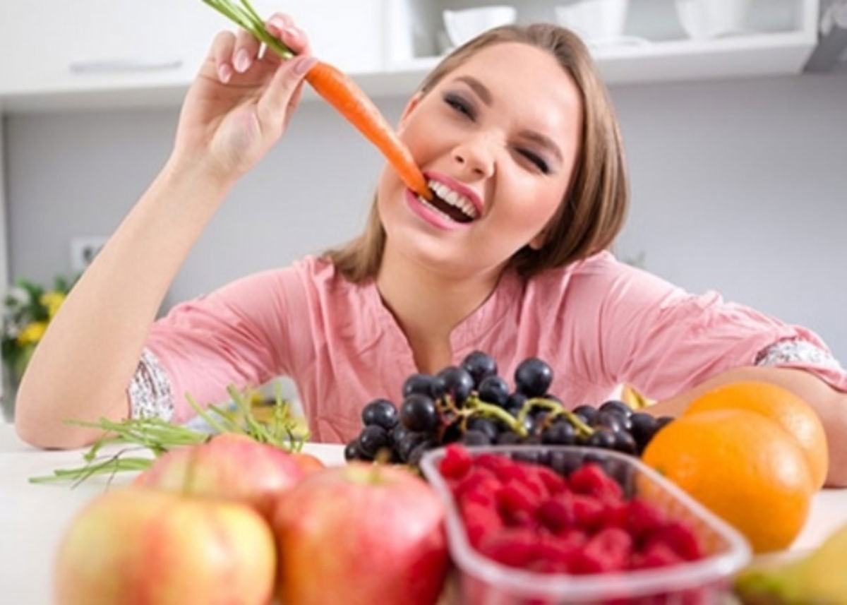 Persona comiendo frutas y vegetales