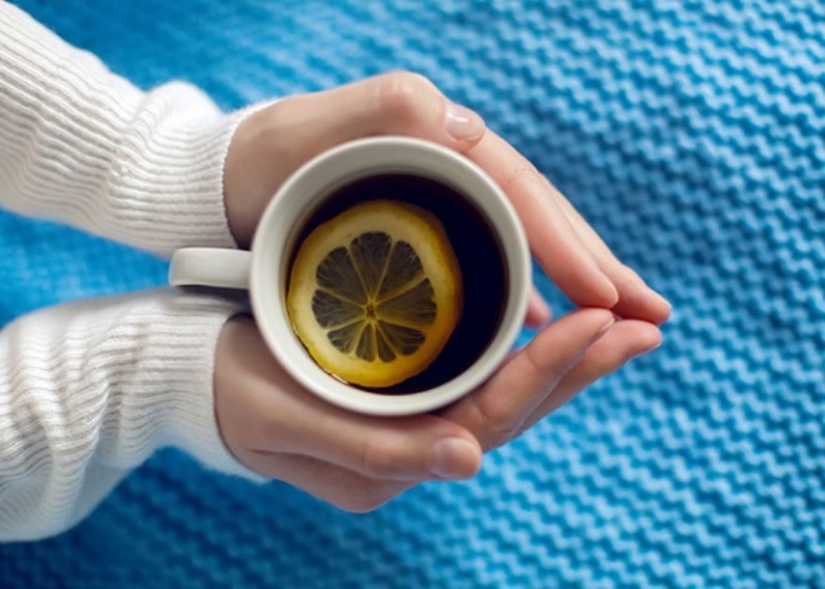 Persona con una taza de té