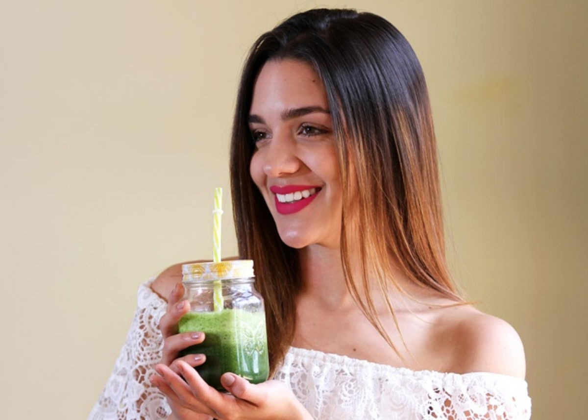 Persona con zumo verde