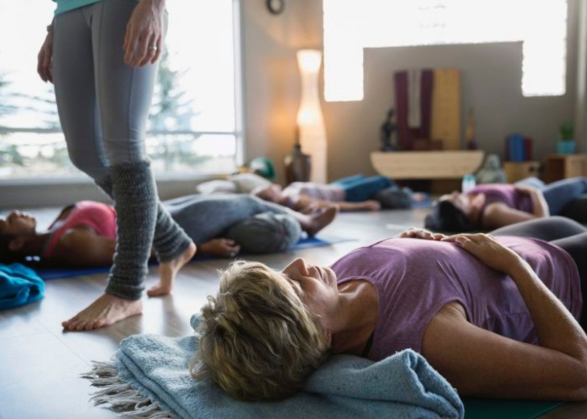Personas haciendo Yoga