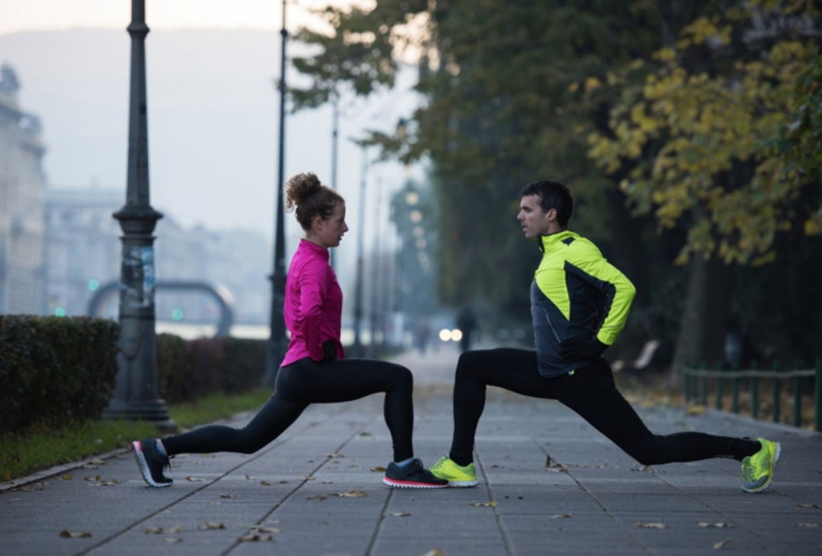 Personas realizando estiramiento