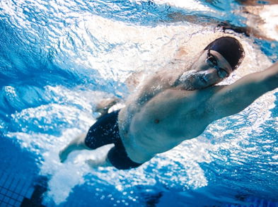 ¿Quemo más calorías con natación o levantamiento de pesas?