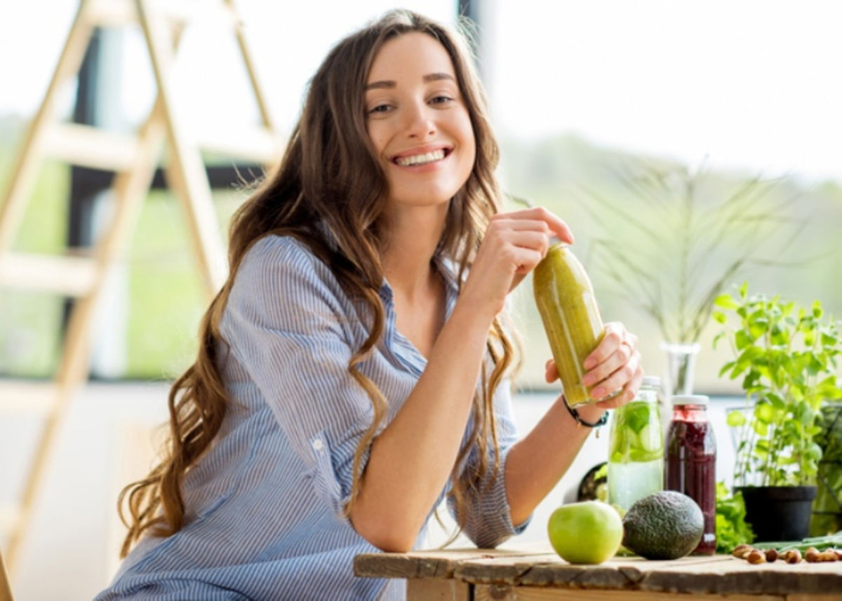 Mujer tomando bebida