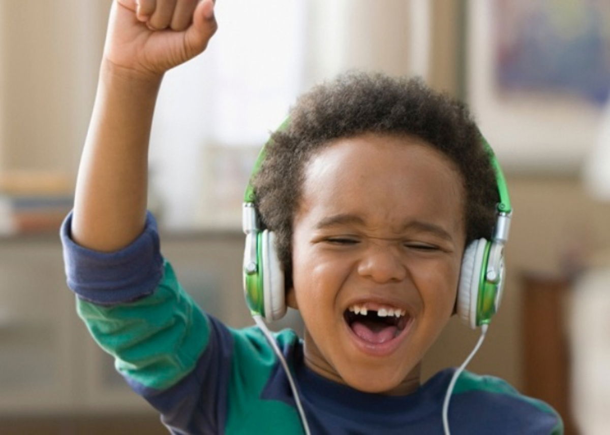 Niño escuchando música