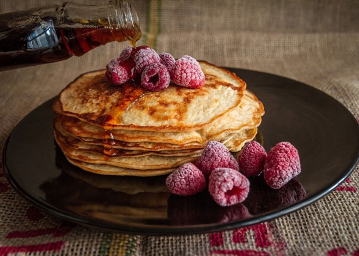 Pancakes con frambuesas y miel