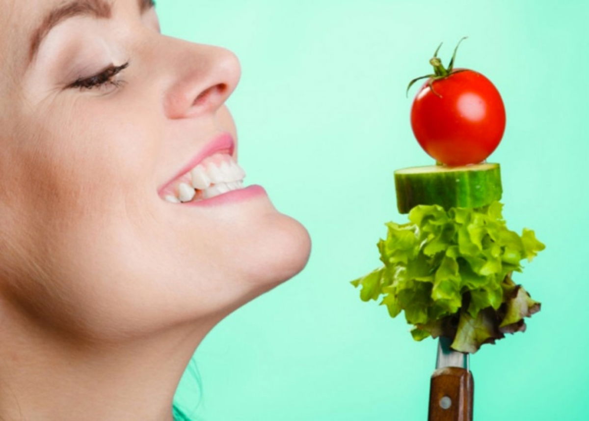 Persona comiendo saludable