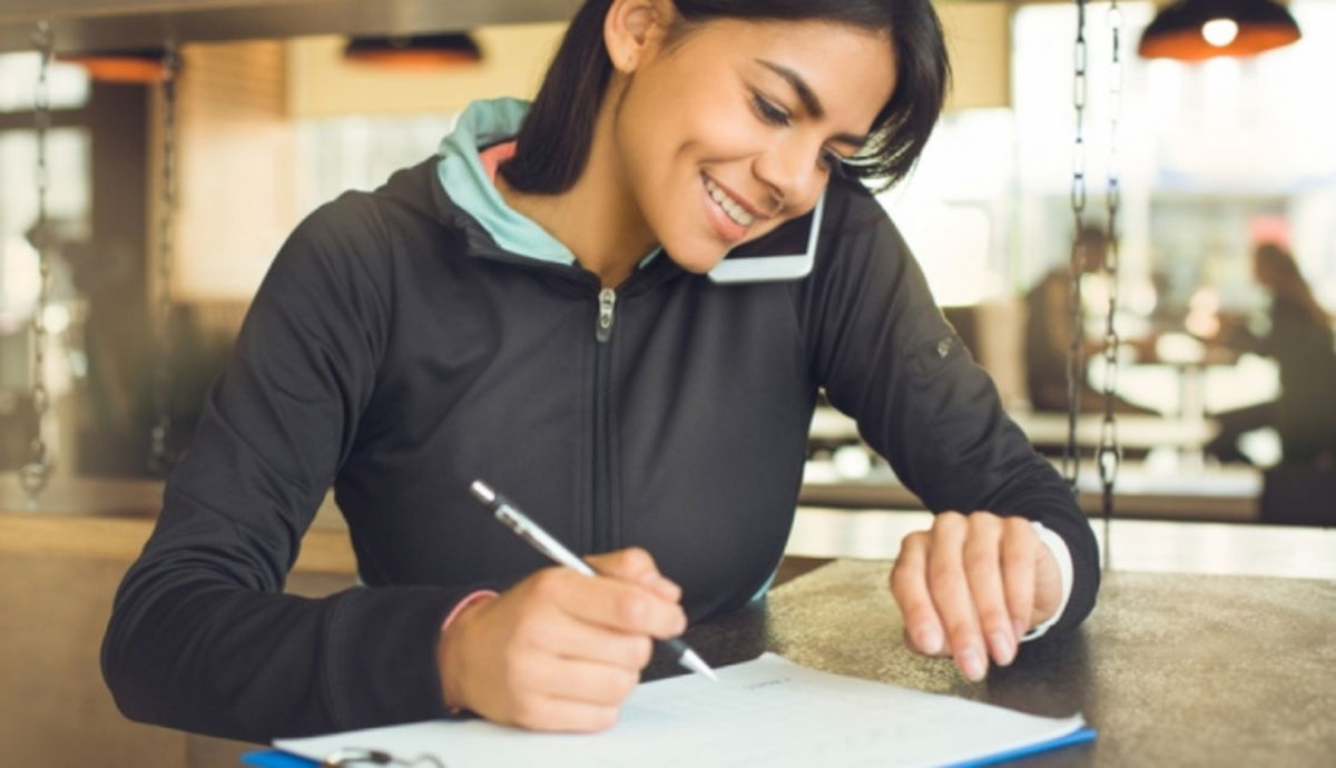 Mujer realizando plan entrenamiento
