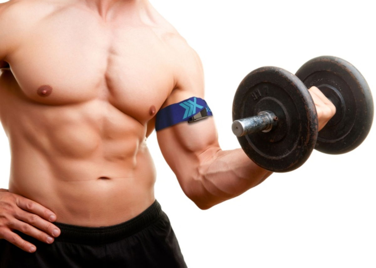 Persona cargando pesa