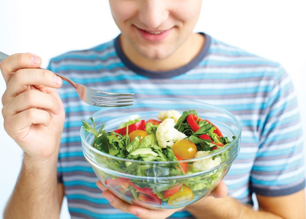 Persona comiendo ensalada
