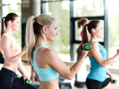 Refuerza los músculos de la espalda con estos ejercicios con mancuernas