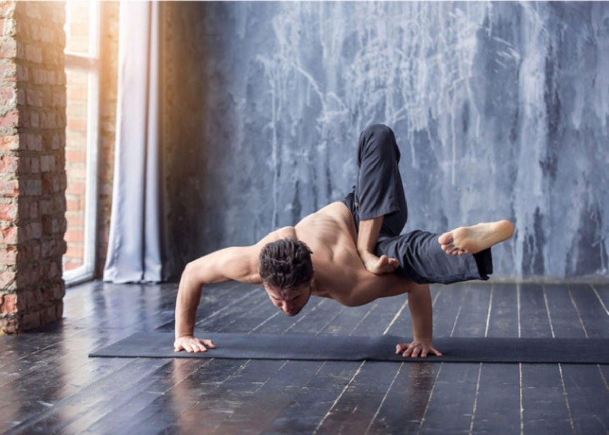 Hombre flexionando