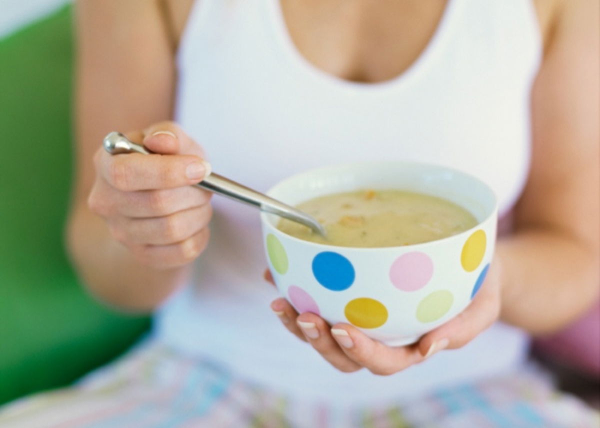 Persona comiendo sopa