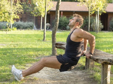 Ponte en forma haciendo ejercicios en el jardín