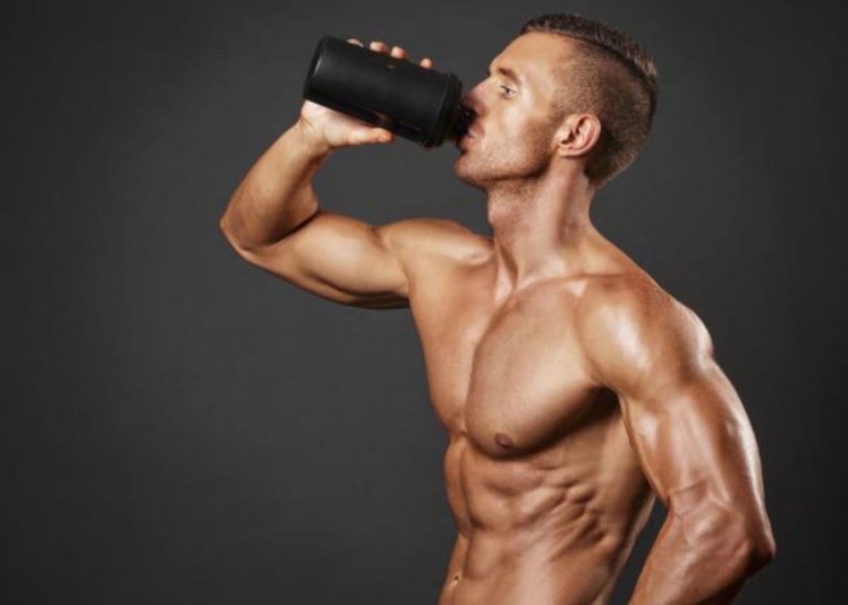 Hombre tomando batido