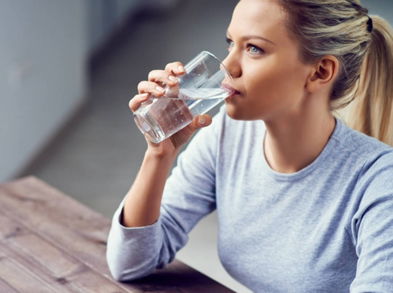 ¿Por qué es mejor beber agua tibia que fría?