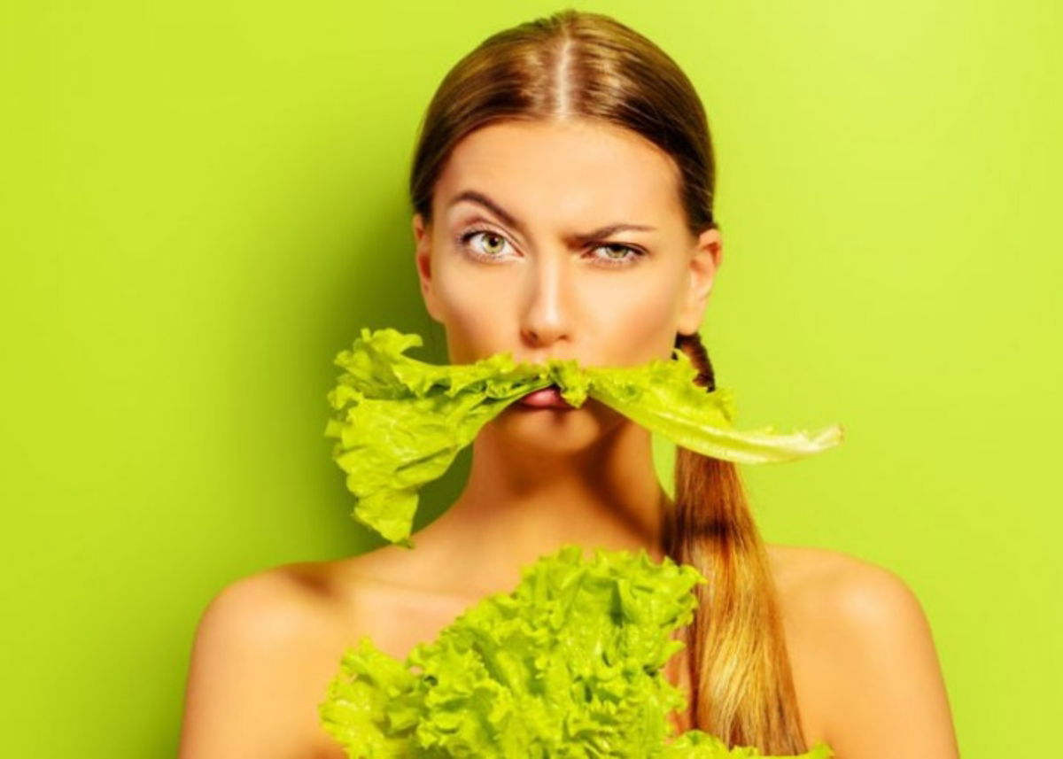 Mujer comiendo lechuga