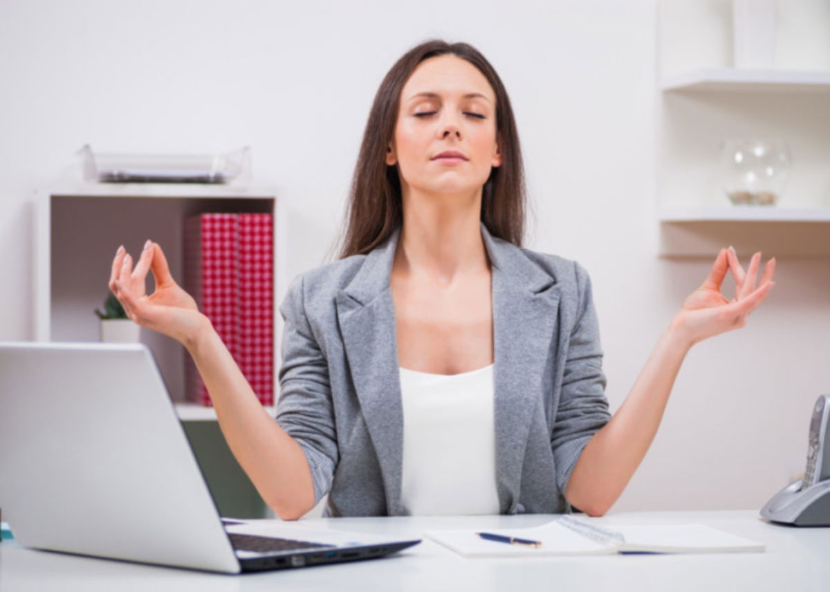 Mujer meditando