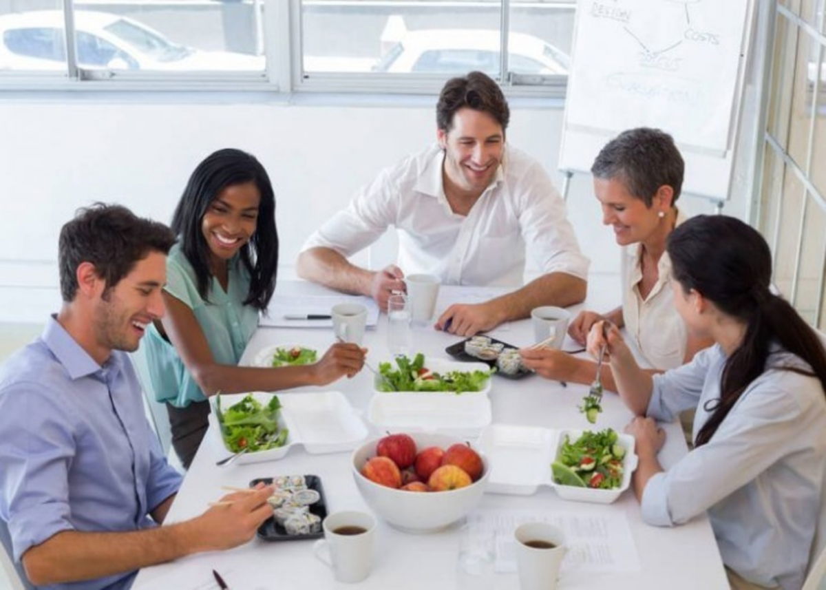 Personas comer reunión