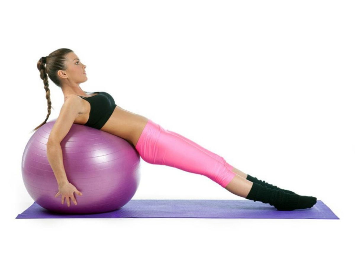 Mujer pelota Pilates