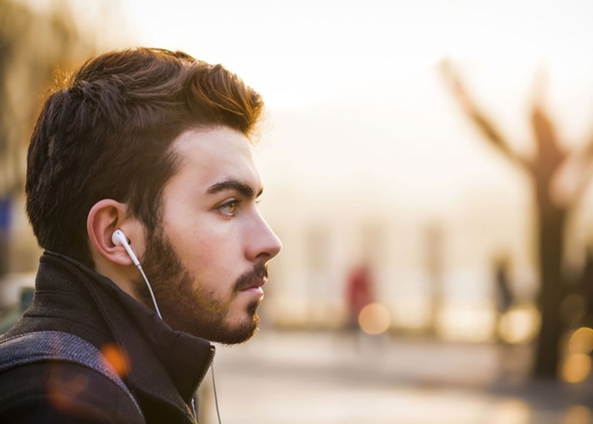 Joven con auriculares escuchando música