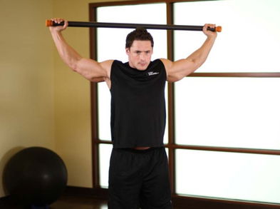 Estira el subescapular y el infraespinoso con estos ejercicios con bastón